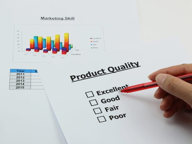 フランスで製品の品質を紙に書く人。