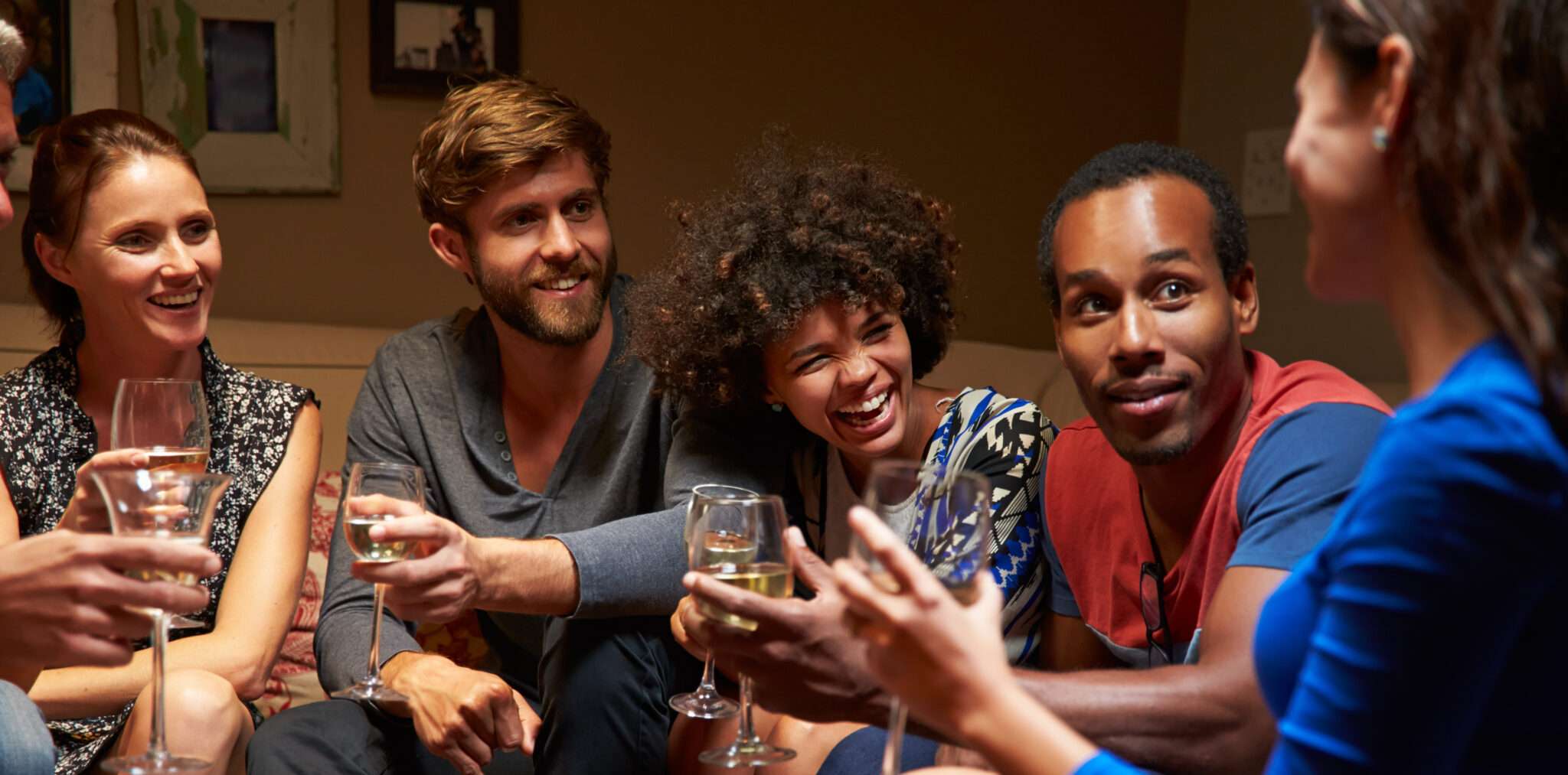 パーティーでフランスワインを飲む友人のグループ。 パーティーでフランスワインを飲む友人のグループ。