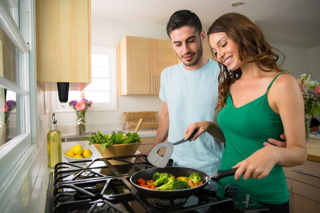 キッチンでフランス料理を準備する男性と女性。