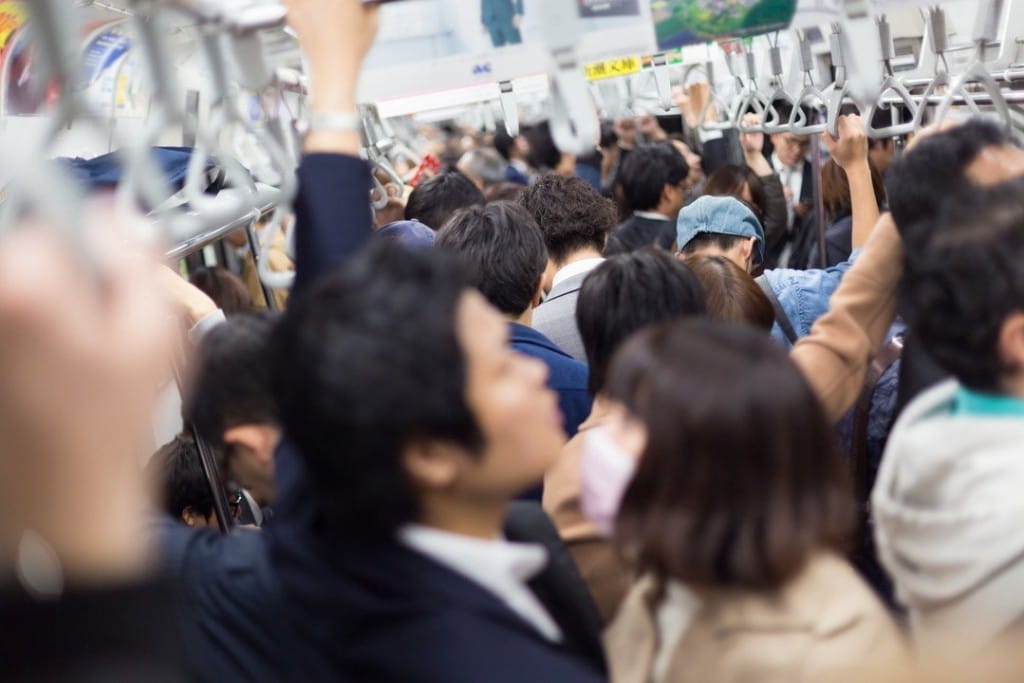 フランスの電車内に立つ大勢の人々。