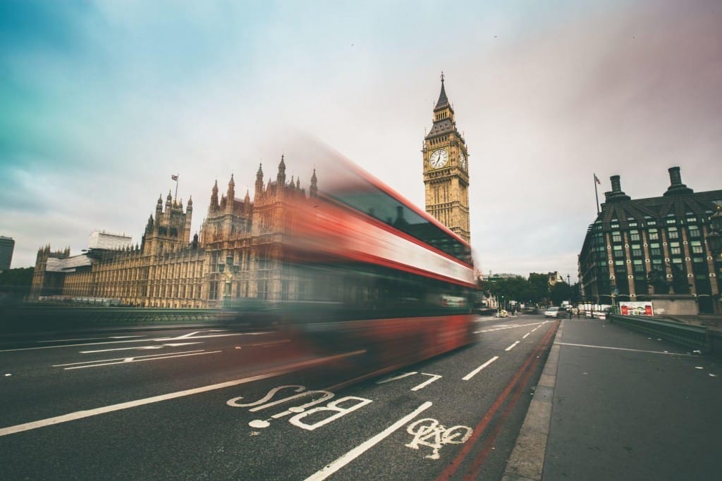 ロンドンの通りを走る二階建てバス。