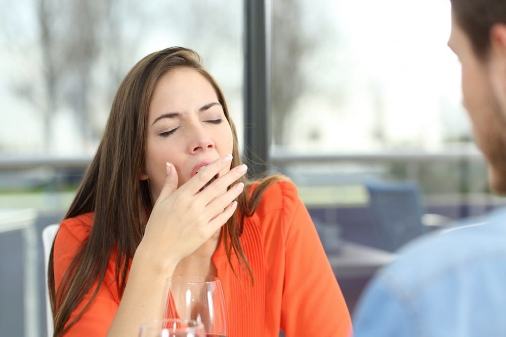 フランス料理レストランで女性が男性と話しています。