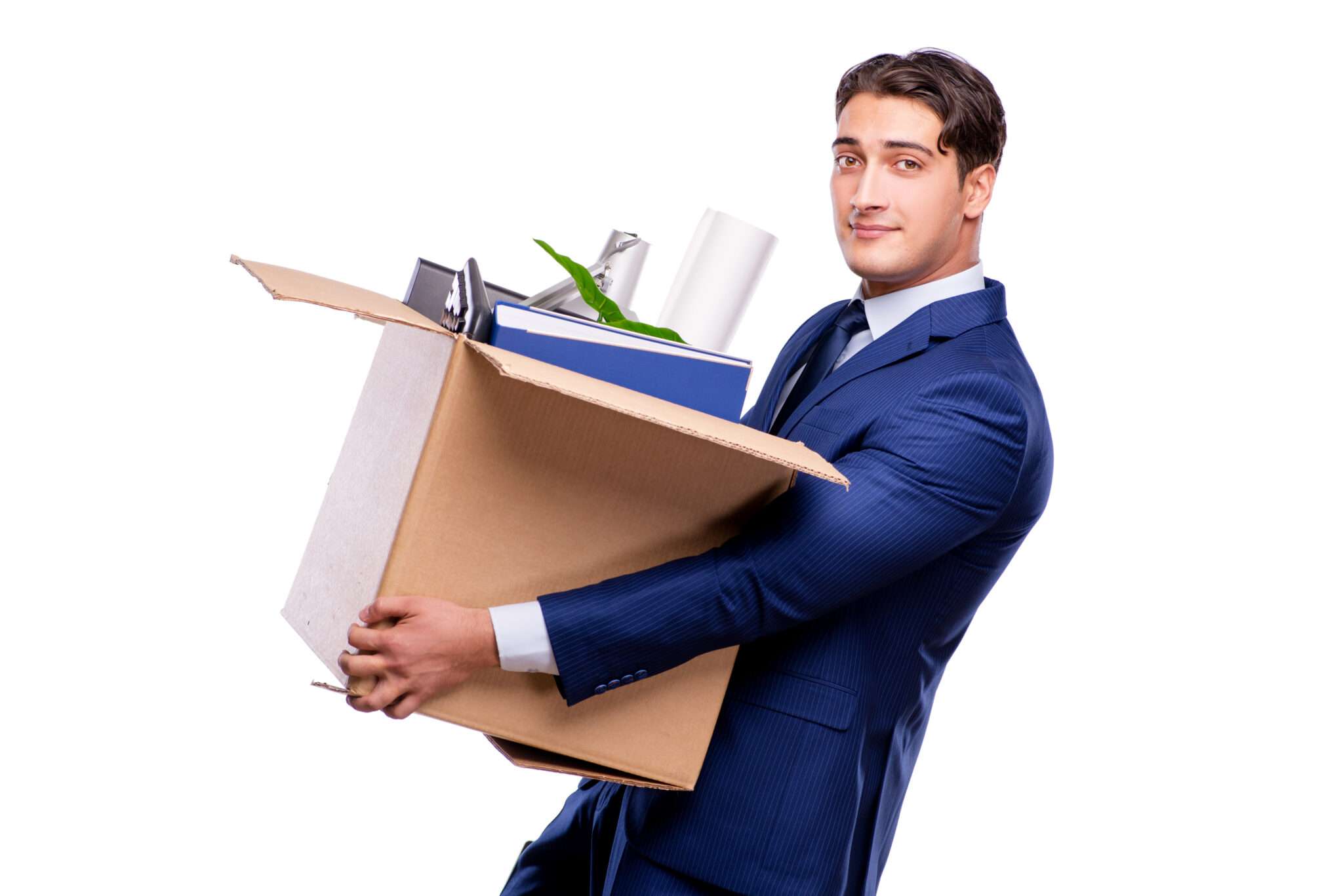 フランスから段ボール箱を運ぶスーツ姿の男性。