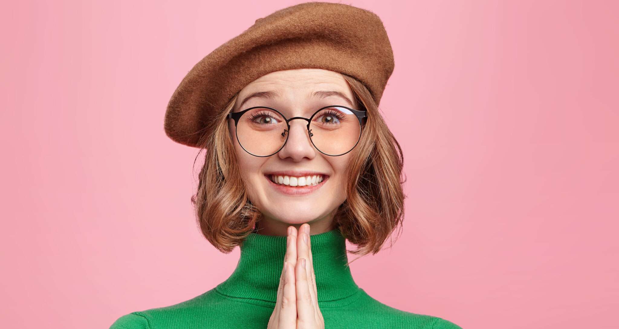 ピンクの背景にベレー帽をかぶった女性。 ピンクの背景にベレー帽をかぶった女性。