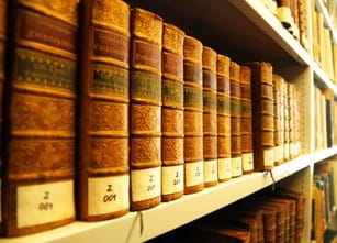 フランスの図書館の本棚に並んだ本。