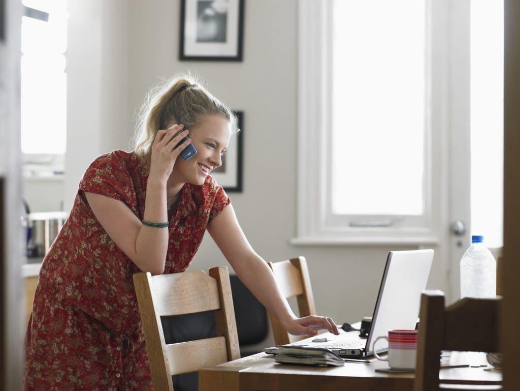 フランスで携帯電話で話す女性。 shutterstock_145732409