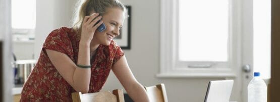 フランスで携帯電話で話す女性。