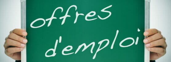 フランスの「offre des deploie」という言葉が書かれた黒板を掲げるビジネスマン。