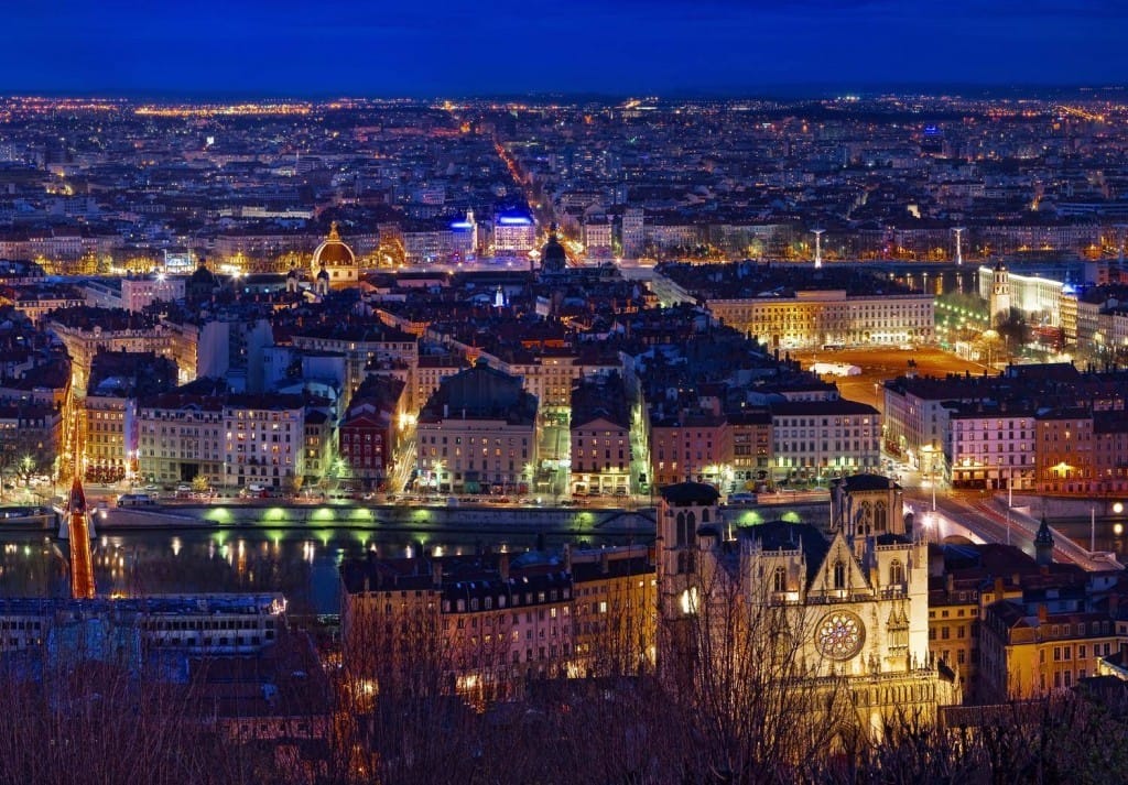 フランス、グルノーブルの街の夜景。