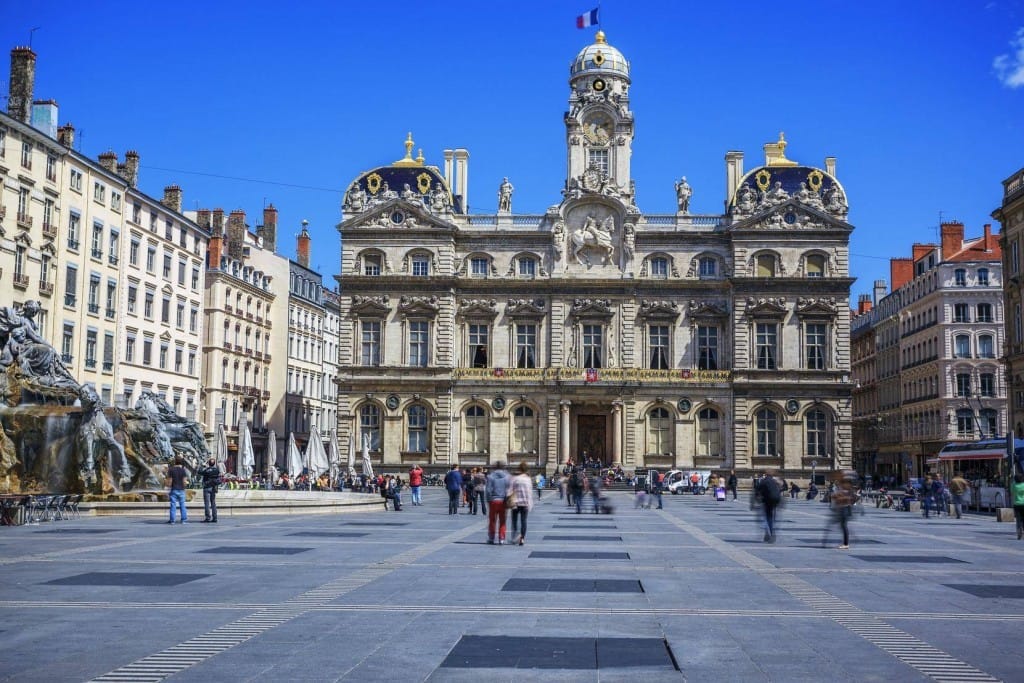 フランスの広場の真ん中にある大きな建物。