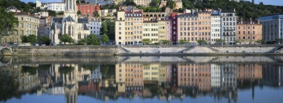 フランスの都市が川の水面に映ります。