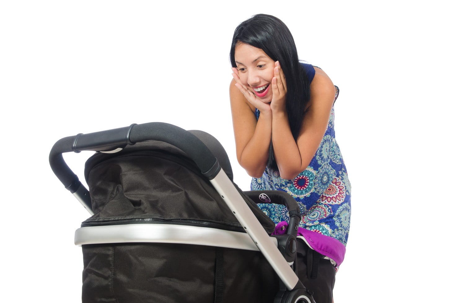 フランスの白い背景の前でベビーカーを持つ女性。