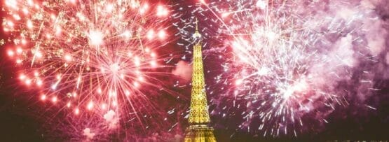 フランスのエッフェル塔上空で行われる花火。