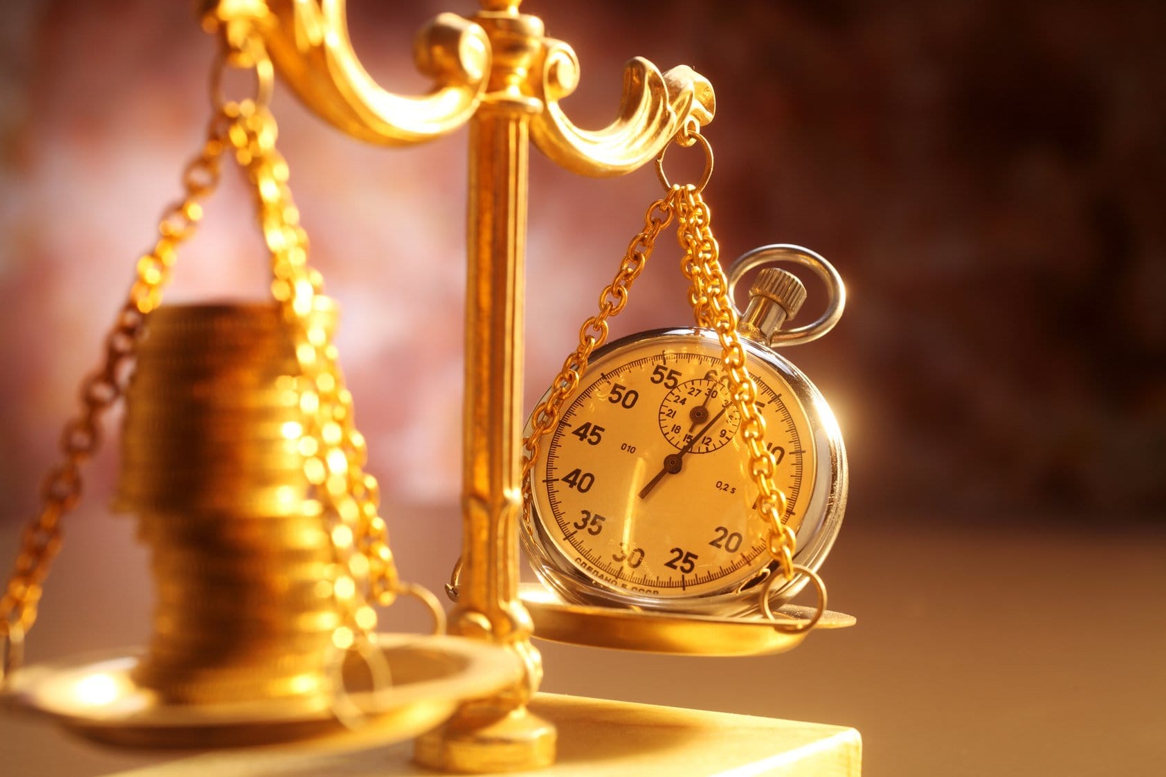 フランスの伝統からインスピレーションを得た、コインと時計が描かれたゴールドのスケール。