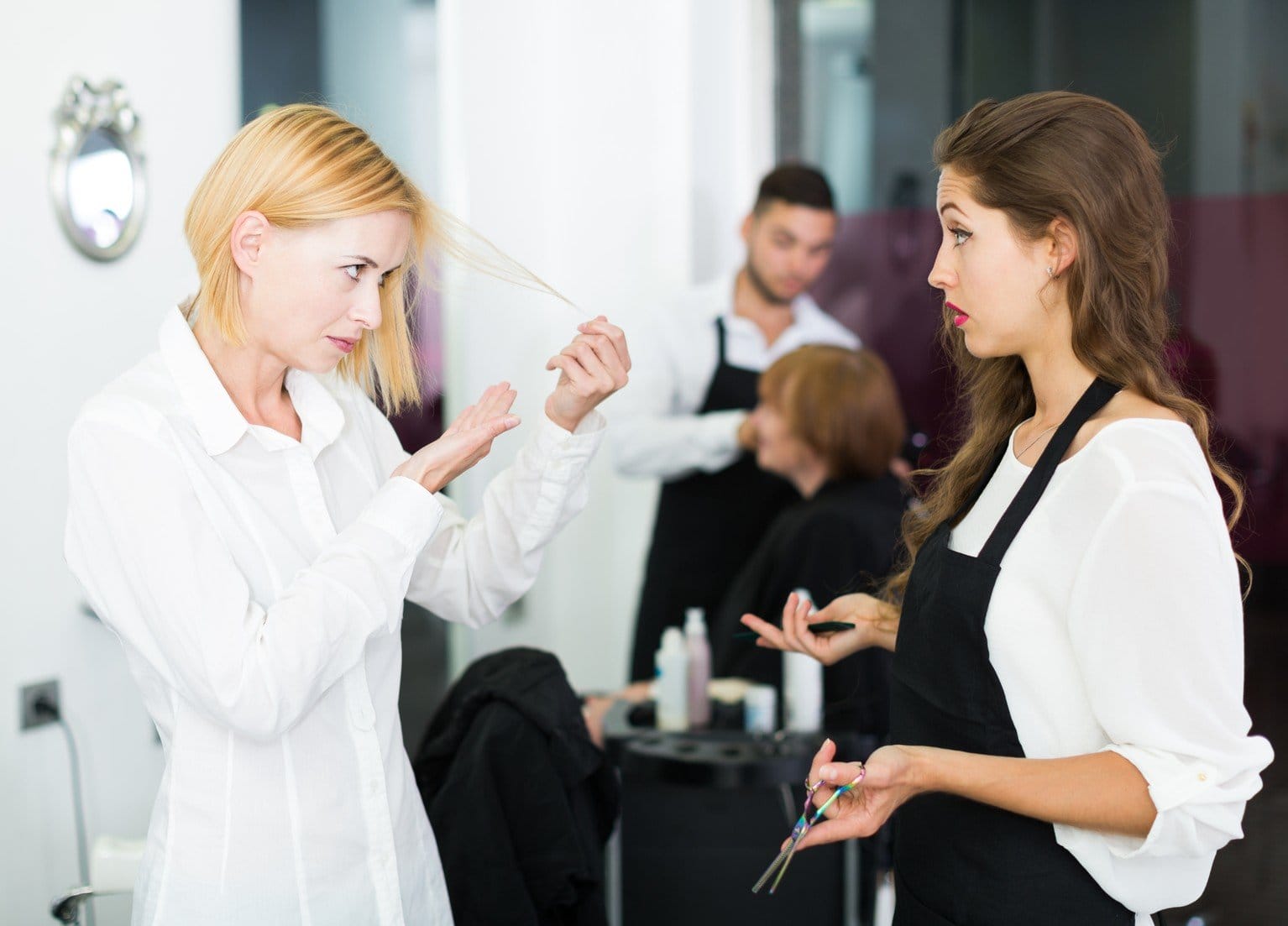 美容院でフランスについて話し合う 2 人の女性。