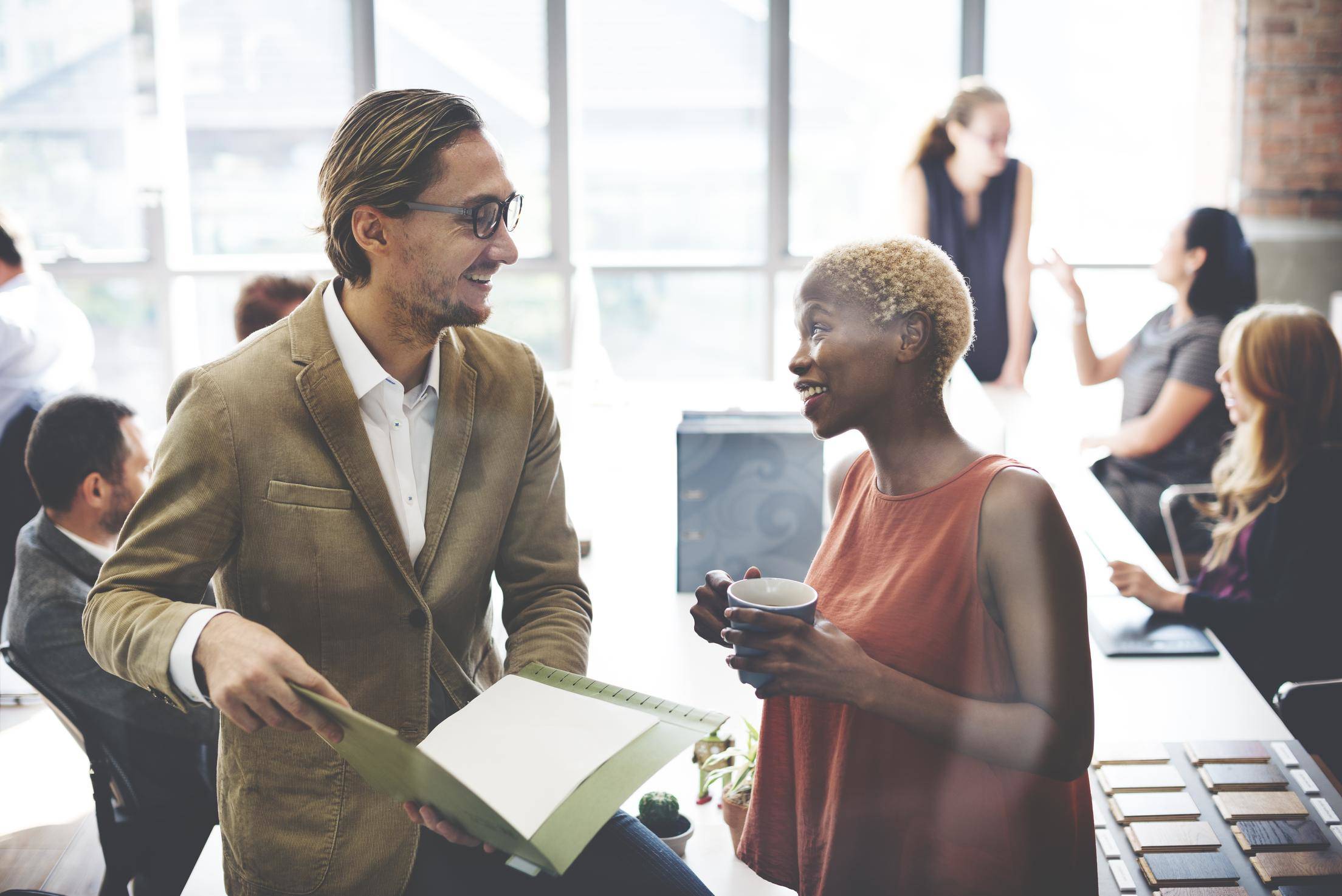 フランスから来た 2 人のビジネスマンがオフィスで話しています。 フランスから来た 2 人のビジネスマンがオフィスで話しています。