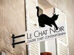 フランスの建物の側面にある「le chat noir」と書かれた看板。