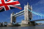 ロンドンのタワーブリッジには英国を代表する英国旗がはためいています。