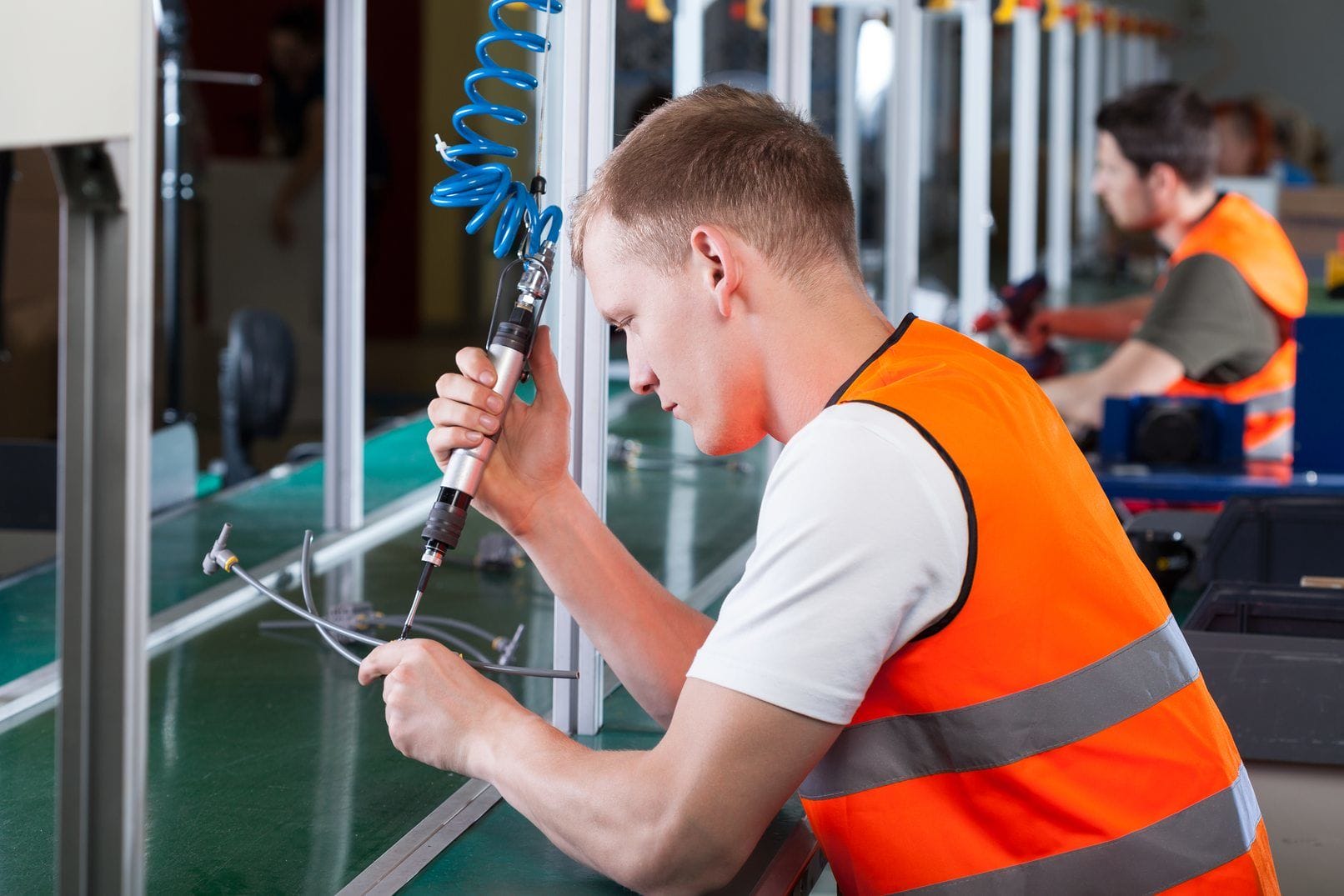 フランス（フランス）の工場で労働者が機械で働いています。