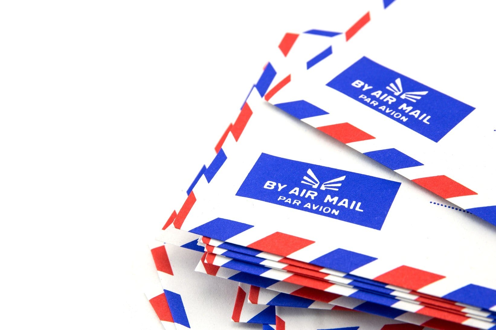 白い背景にフランスからの航空郵便封筒のスタック。