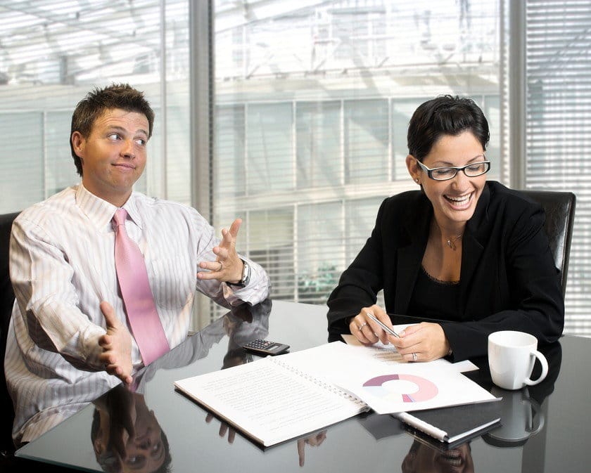 フランスの机に座る男性と女性。 フランスの机に座る男性と女性。