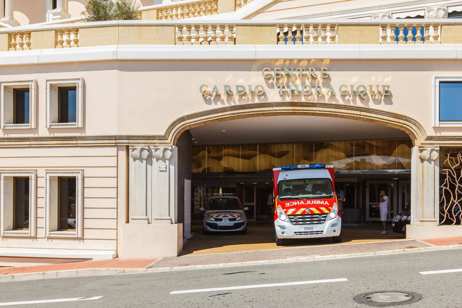 フランスの建物の前に駐車した車。