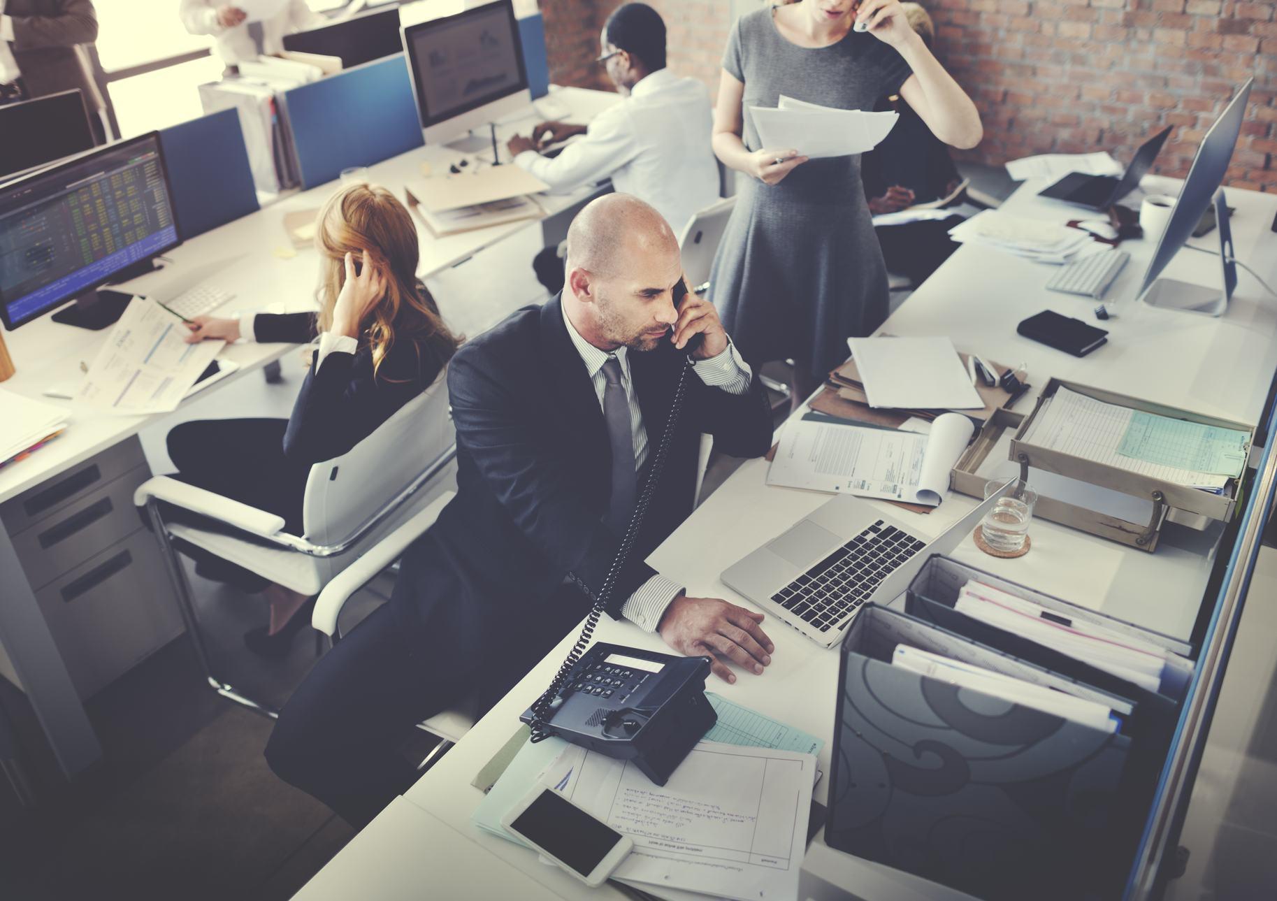 フランスのオフィスで働く人々のグループ。