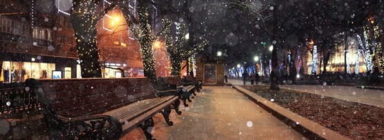 フランスで雪が降る夜の公園のベンチ。