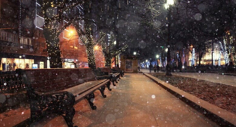 フランスで雪が降る夜の公園のベンチ。