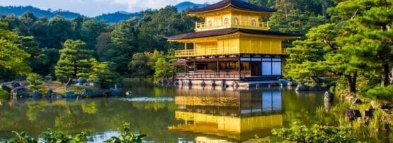 日本の京都にある金閣寺。