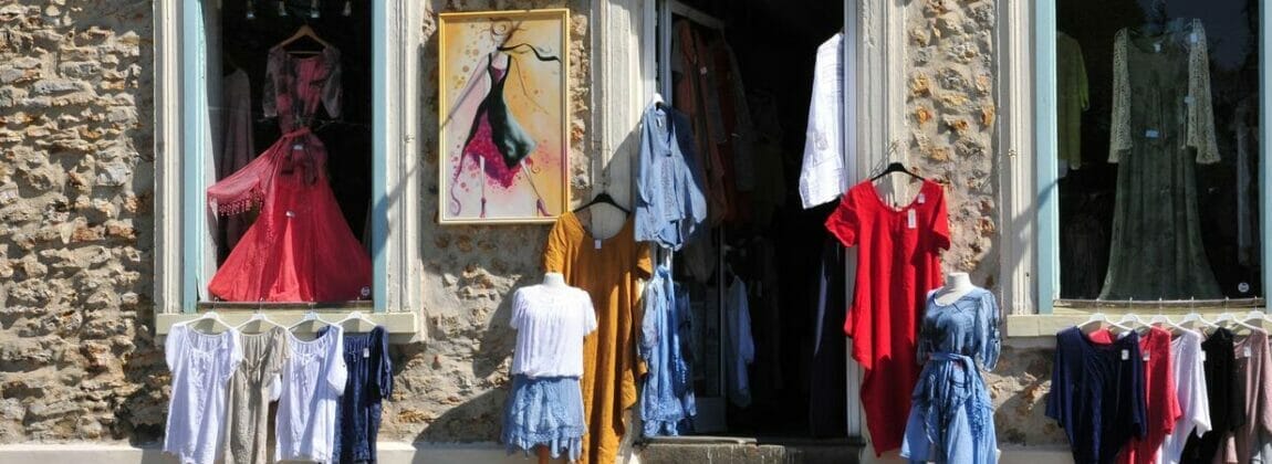 フランスの石造りの建物に衣服が展示されています。