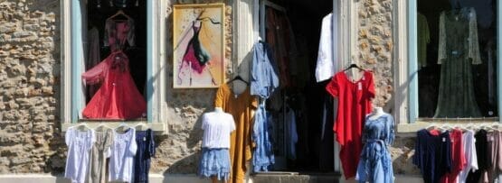 フランスの石造りの建物に衣服が展示されています。