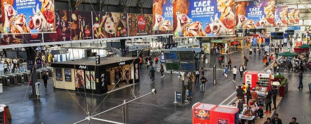 たくさんの人が行き交う、にぎやかなフランスの駅。