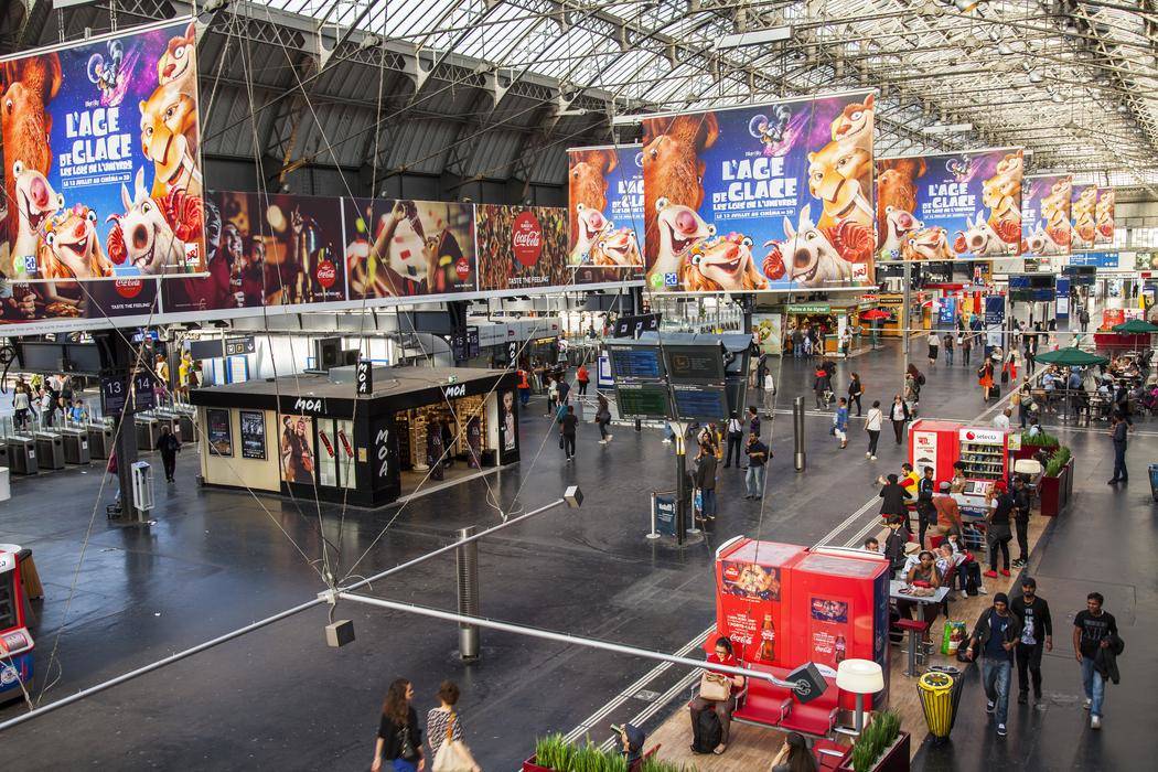 たくさんの人が行き交う、にぎやかなフランスの駅。