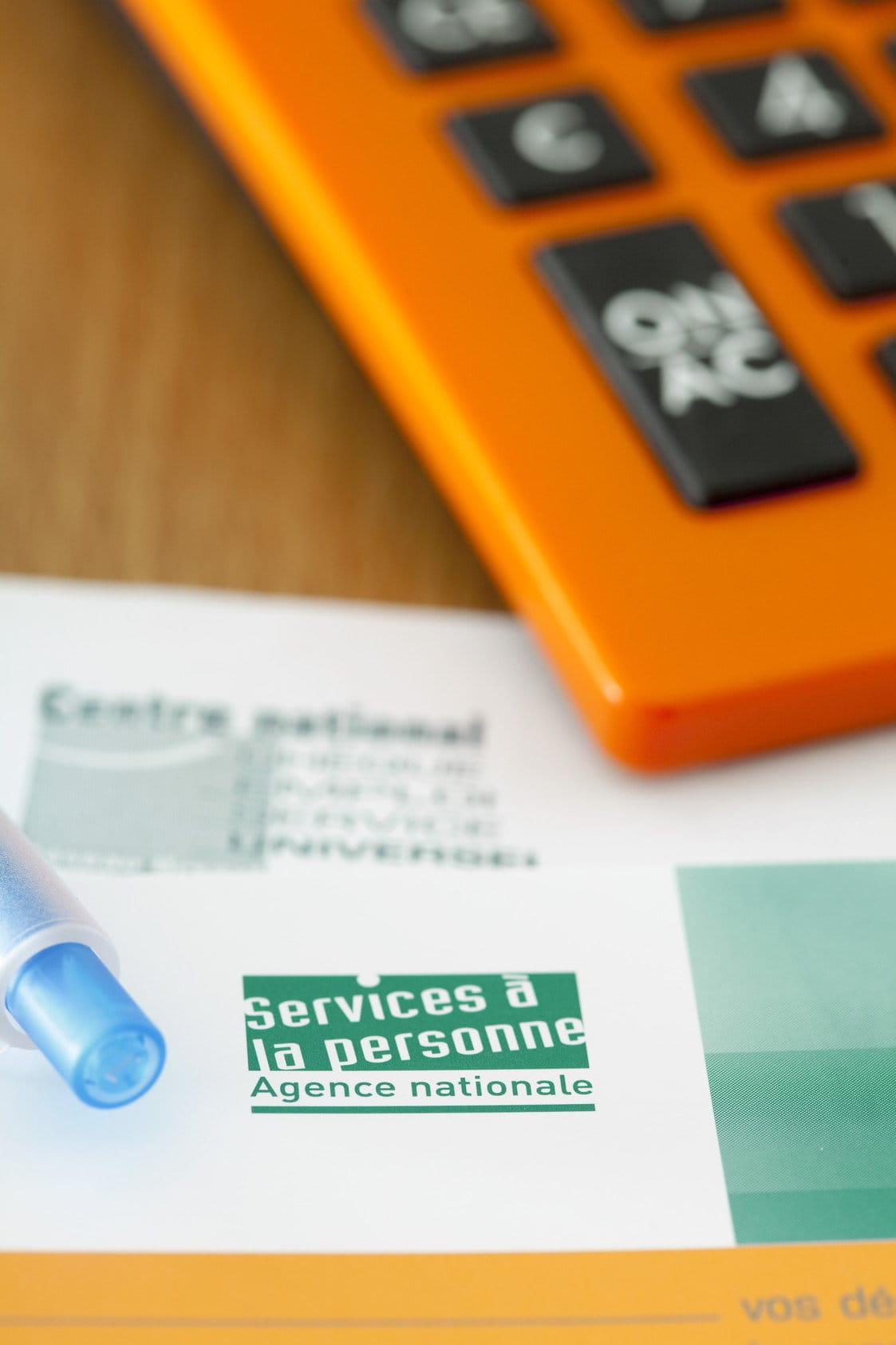 フランスの紙の上にペンと電卓。 フランスの紙の上にペンと電卓。