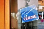 窓には「ferme」と書かれたフランスの看板。