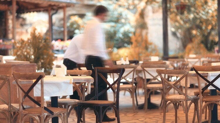 テーブルと椅子が置かれた空いているフランス料理レストラン。 テーブルと椅子が置かれた空いているフランス料理レストラン。