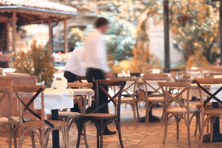 テーブルと椅子が置かれた空いているフランス料理レストラン。