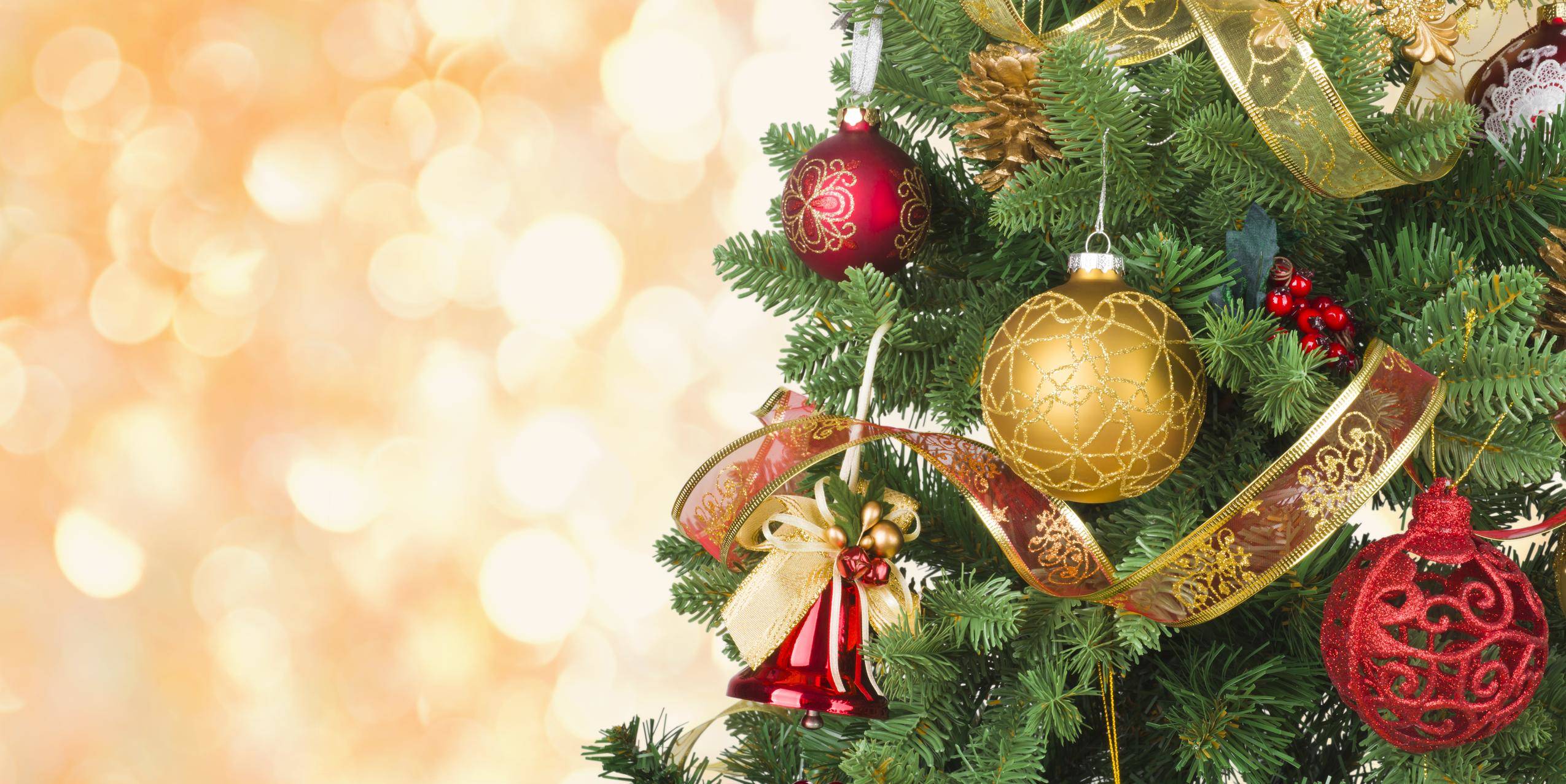 フランスのオーナメントやつまらないもので飾られたクリスマス ツリー。