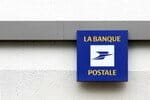 フランスの建物の側面にある「labanque postal」と書かれた看板。