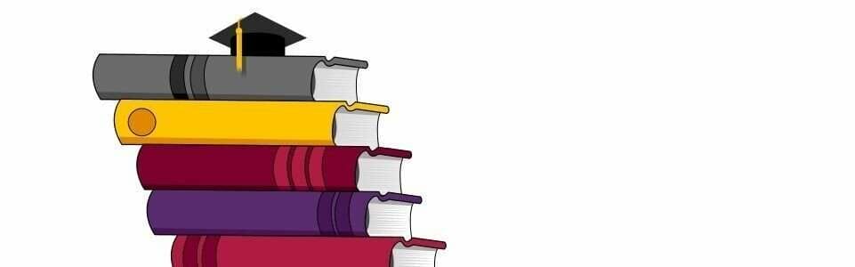 フランスに関連したタイトルを特集した、上向きの矢印が付いた本の山。