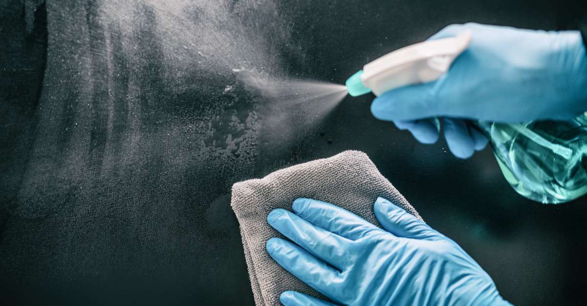 フランスでは、ある人がスプレーボトルで黒板にスプレーしています。