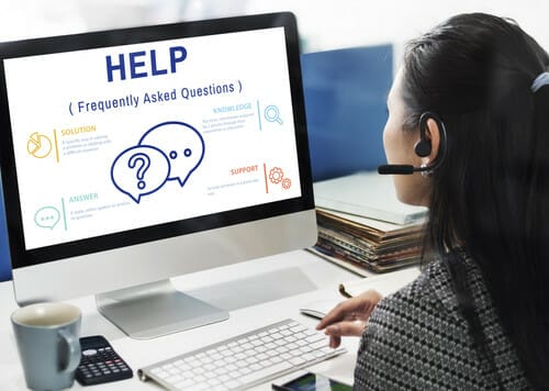 フランスのコンピューター画面に「ヘルプ」という文字が表示された女性。