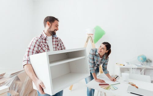 誰もいない部屋で、フランスから来た男女が白い箱を持っています。