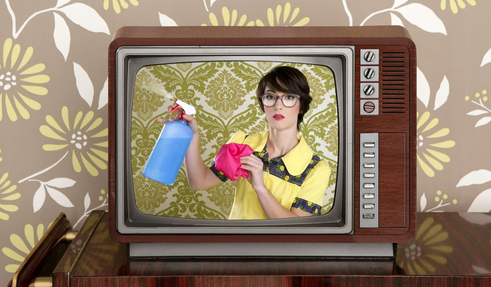 フランスの古いテレビに、掃除用品を持った女性が映っている。