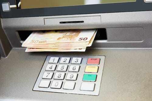 お金が入ったフランスのATM。