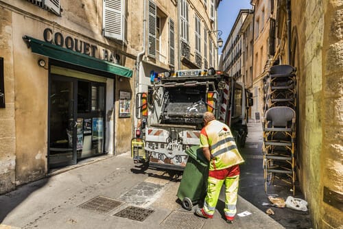 フランスの狭い路地にあるゴミ収集車一台。