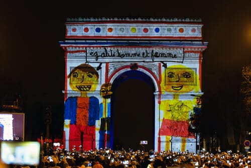 フランスの凱旋門は夜になるとライトアップされます。