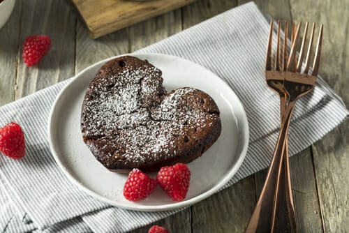 フランスをイメージした、ラズベリーを添えたハート型のチョコレートケーキ。