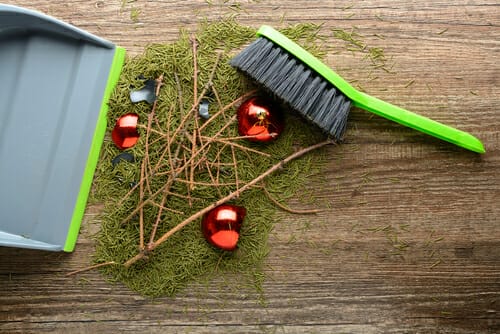 フランスの木製テーブルの上にあるほうきと熊手。 フランスの木製テーブルの上にあるほうきと熊手。